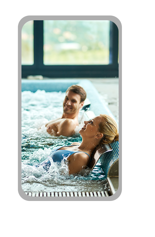 couple qui se détend dans un bassin spa aux thermes